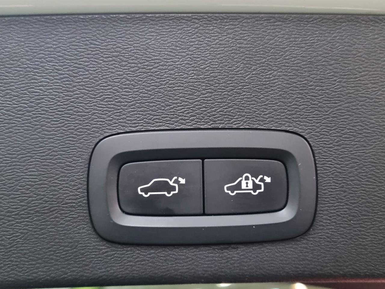 Volvo XC40 B3 automatico Plus Dark