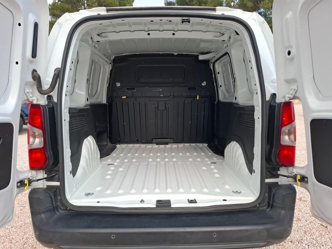 Peugeot Partner BlueHDi 100cv 3 POSTI - 1000Kg di PORTATA