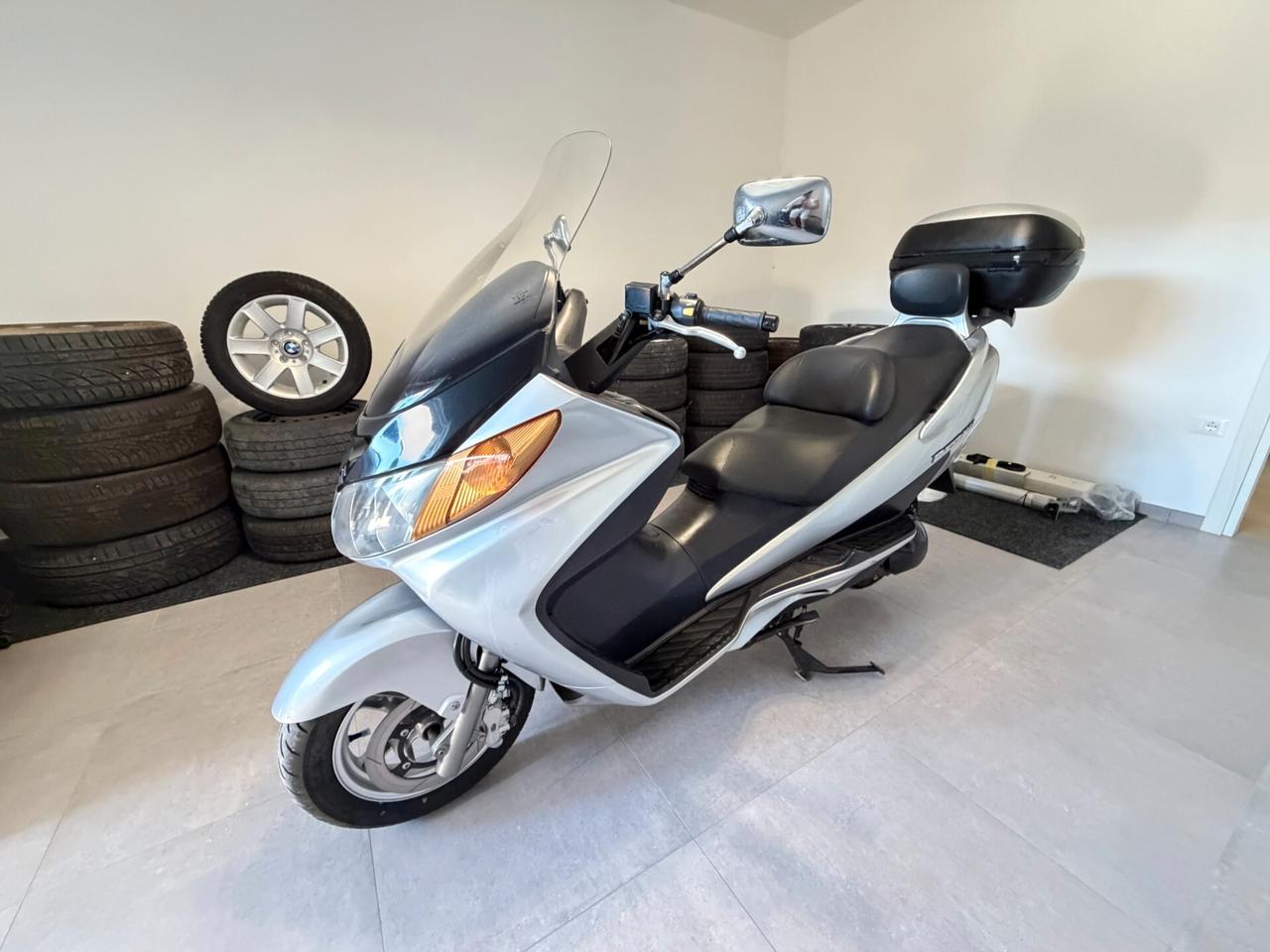 Suzuki Burgman 400 33.571 km bauletto pneumatici nuovi tagliando fatto