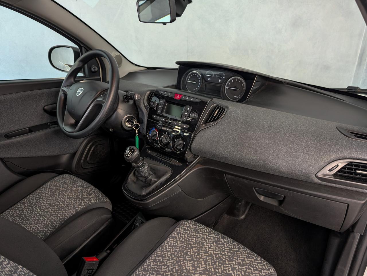 Lancia Ypsilon 1.0 Hybrid 70cv Silver