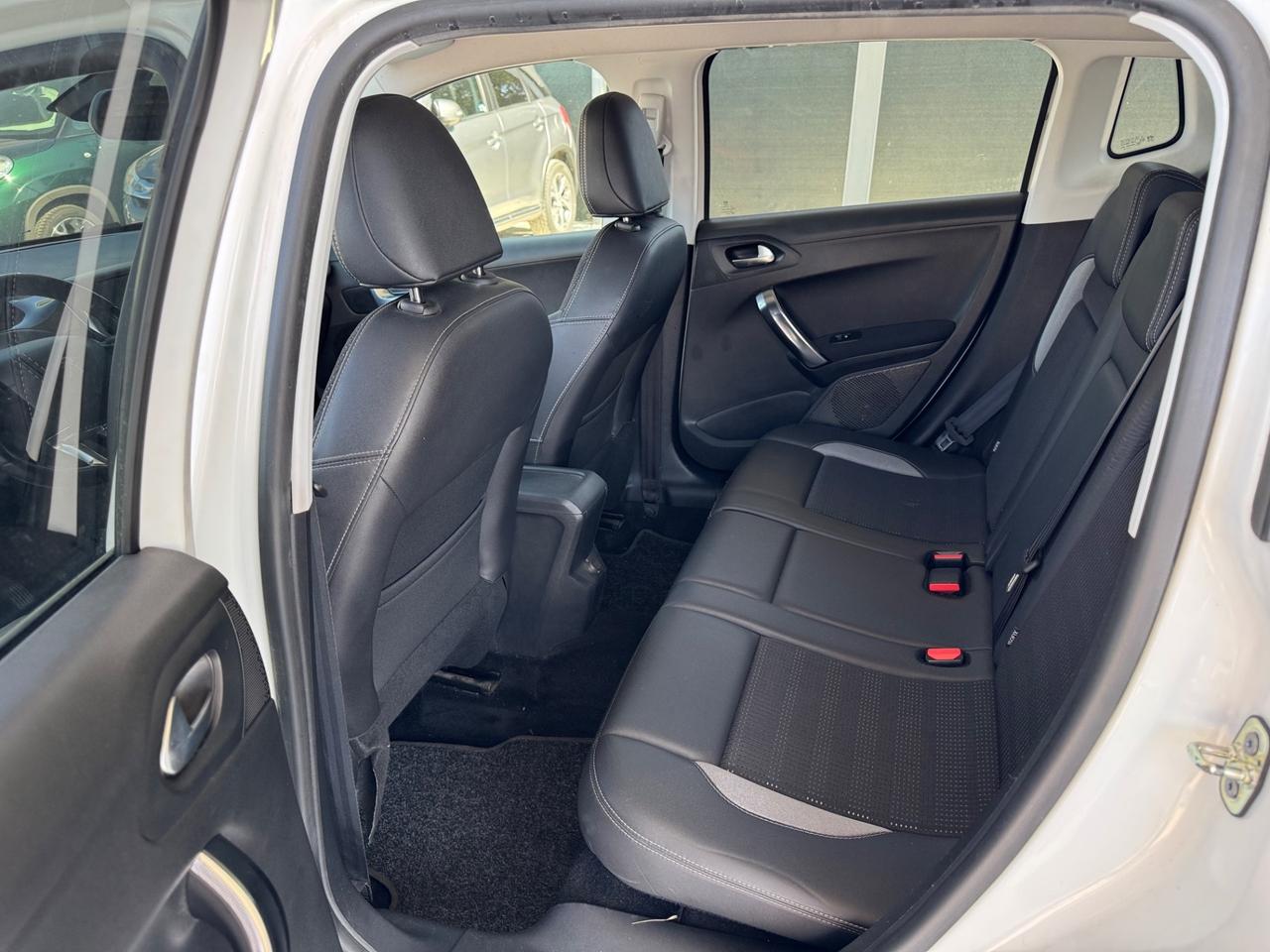 Peugeot 2008 1.6 e-HDi 115 CV Stop&Start Allure