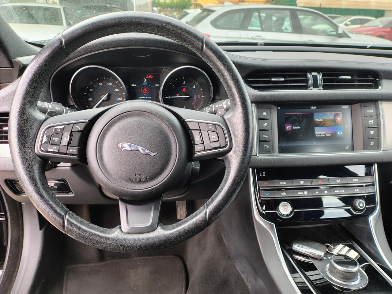 Jaguar XF aut. Portfolio (SOLO PER OPERATORI DEL SETTORE)