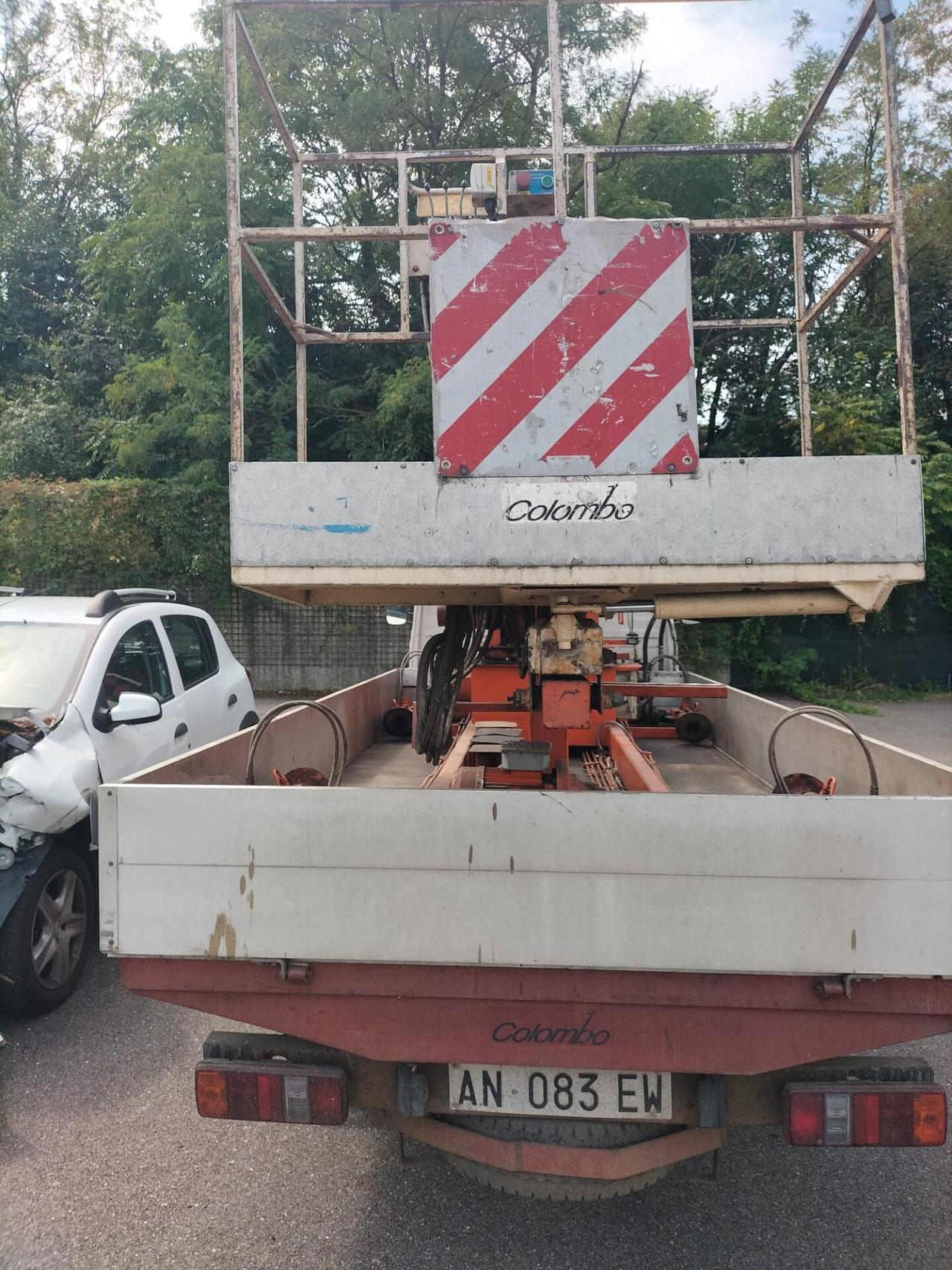 Nissan Trade 100 3.0 turbodiesel CON AUTOGRU