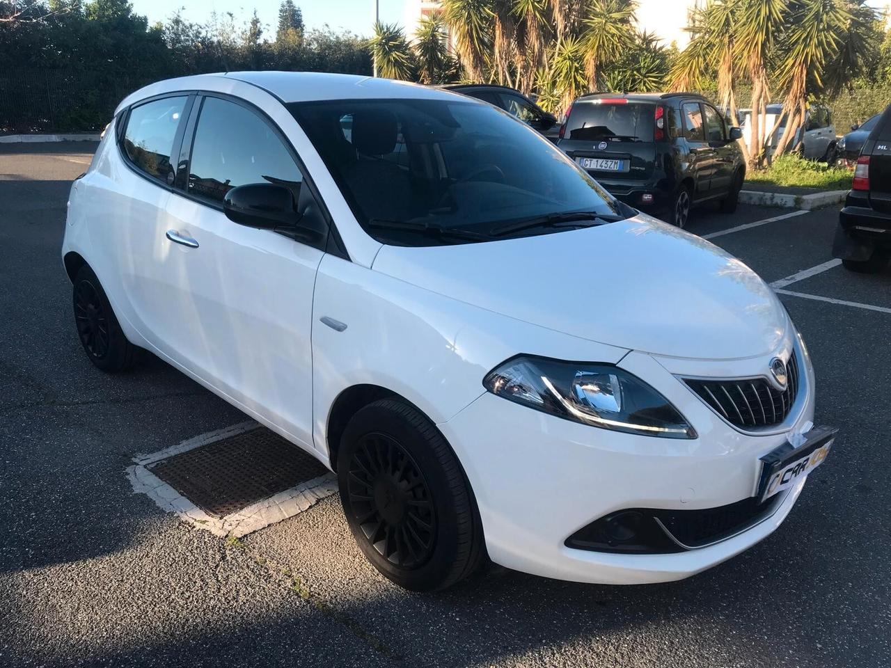 Lancia Ypsilon 1.0 FireFly 5 porte S&S Hybrid Ecochic Silver