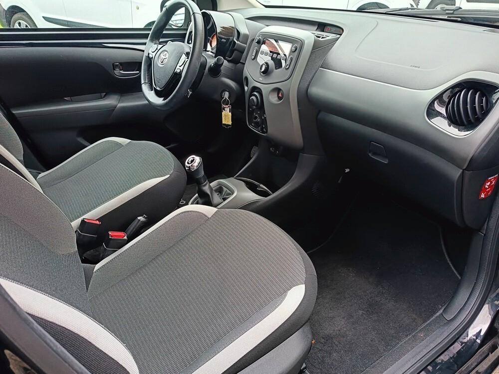 Toyota Aygo Connect 1.0 VVT-i 72 CV 5 porte x-clusiv red style