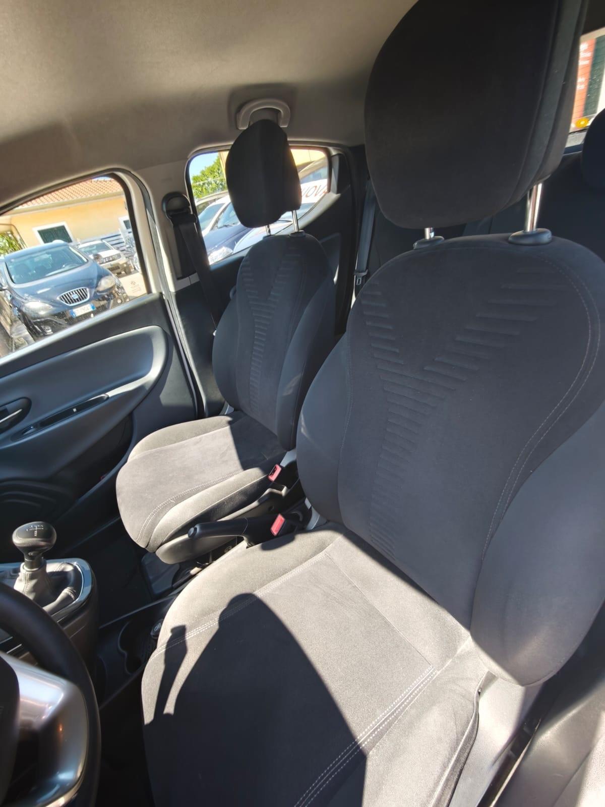 Lancia Ypsilon 0.9 TwinAir 85 CV cambio automatico km 58 mila