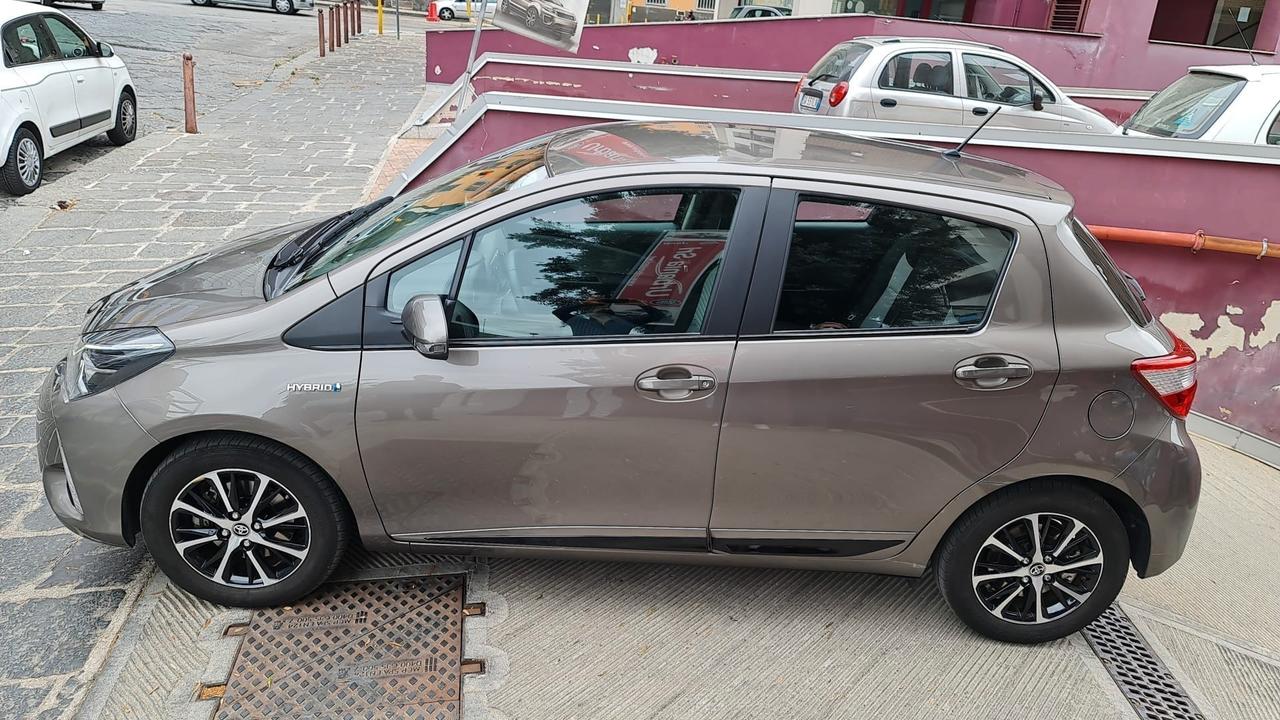 Toyota Yaris 1.5 Hybrid 5 porte Business Noleggio Giornaliero