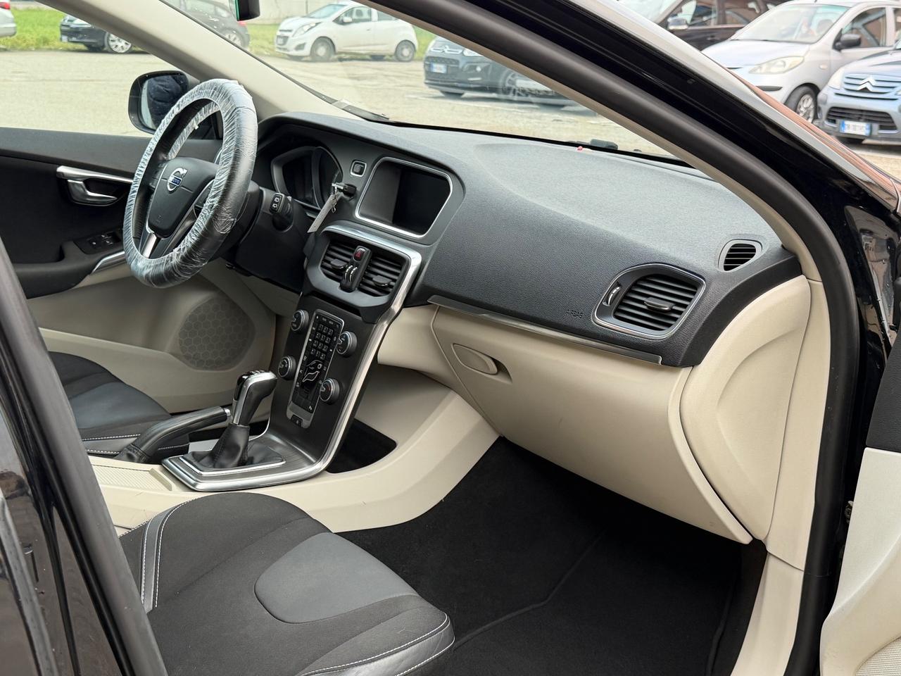 Volvo V40 120CV D2 R-design 2017 EURO6 Neopatentati