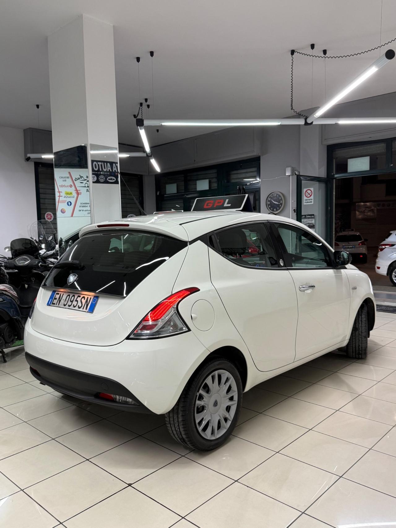 Lancia Ypsilon 1.2 69 CV 5 porte GPL Ecochic Silver