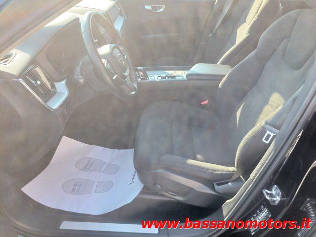 VOLVO XC60 B4 (d) AWD Geartronic Momentum Pro PROMO ESTATE