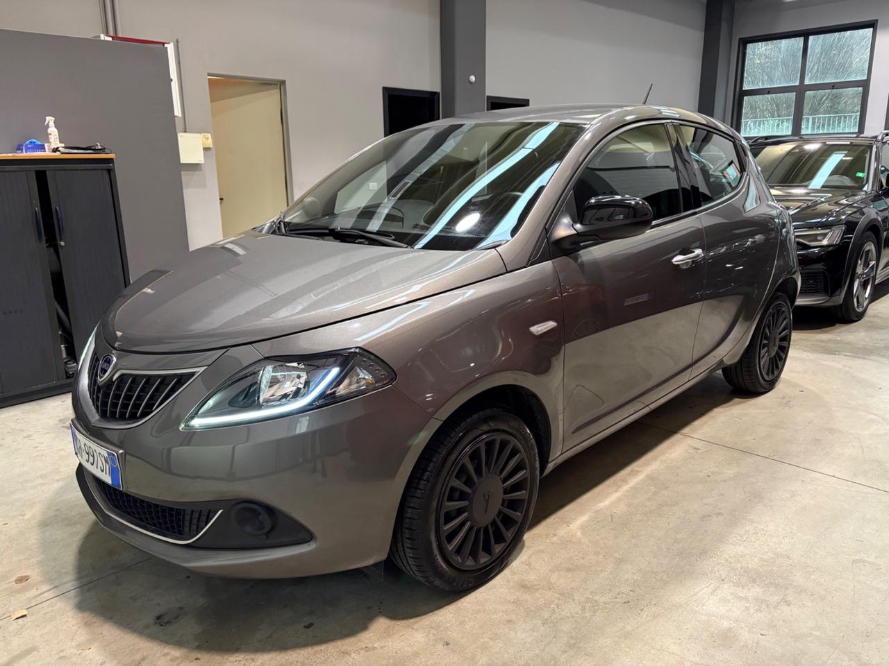 Lancia Ypsilon 1.0 FireFly 5 porte S&S Hybrid Ecochic Silver posti