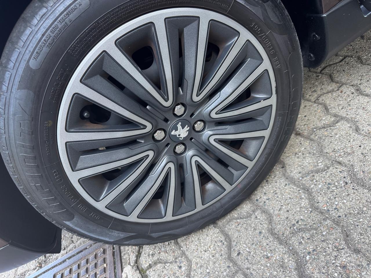 Peugeot 2008 1.6 e-HDi 92 CV neopatentati