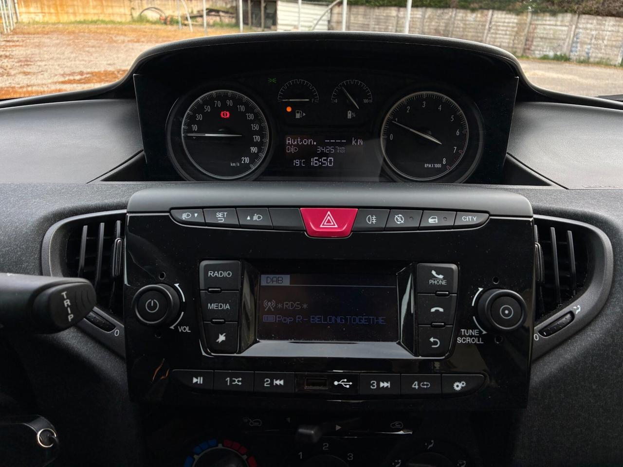 Lancia Ypsilon 1.0 FireFly Hybrid Silver