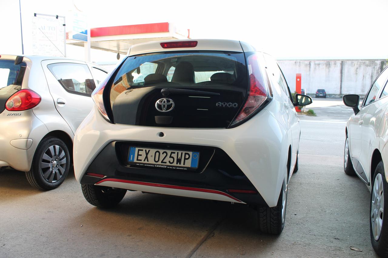 Toyota AYGO X 1.0 x-clusiv Red Style 5p - 2015