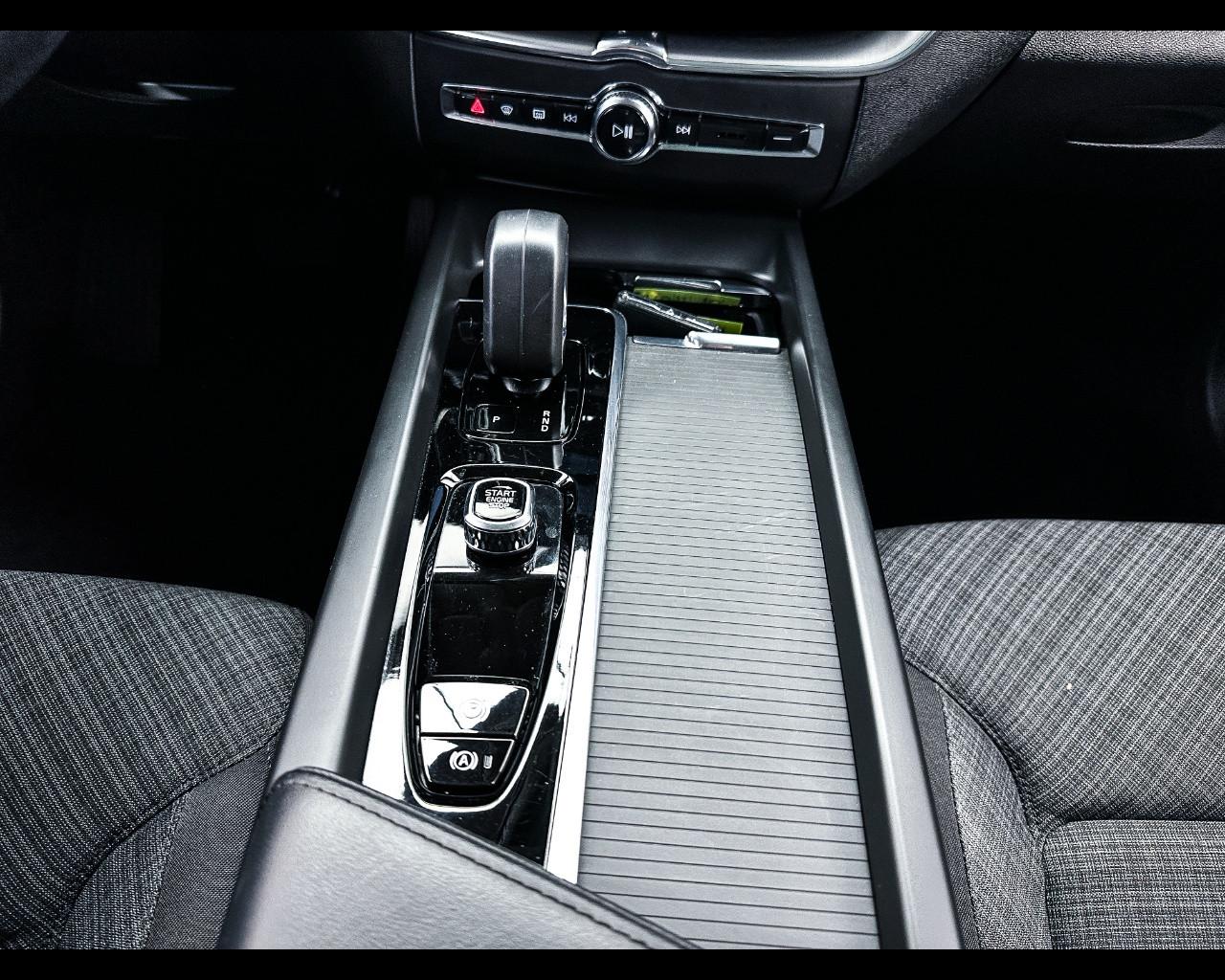 VOLVO XC60 (2017-->) - XC60 T6 Recharge Plug-in Hybrid AWD automatico Core