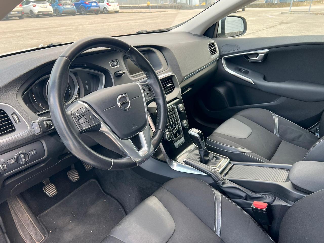 Volvo V40 D2 R-design Momentum 2016