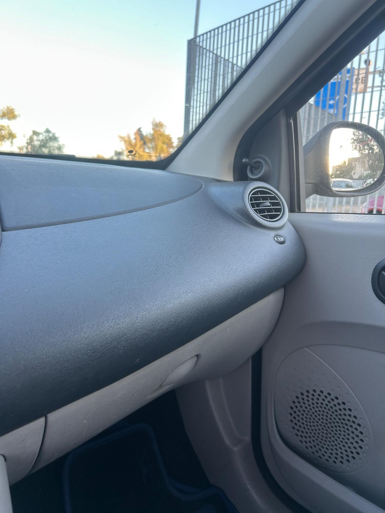 Renault Twingo 1.2 58 cv -2010 -CLIMA
