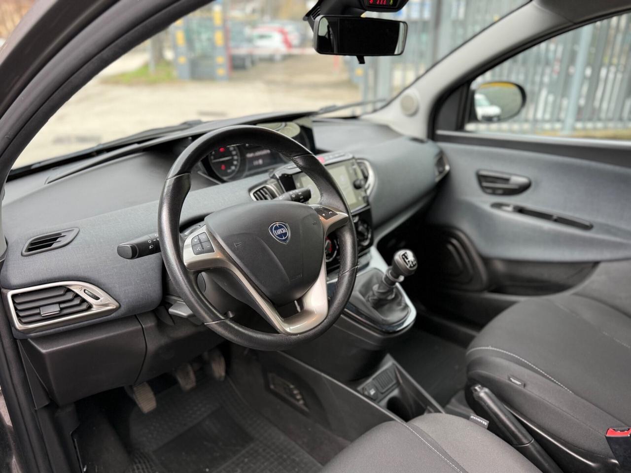 Lancia Ypsilon 1.0 FireFly S&S Hybrid Ecochic Gold