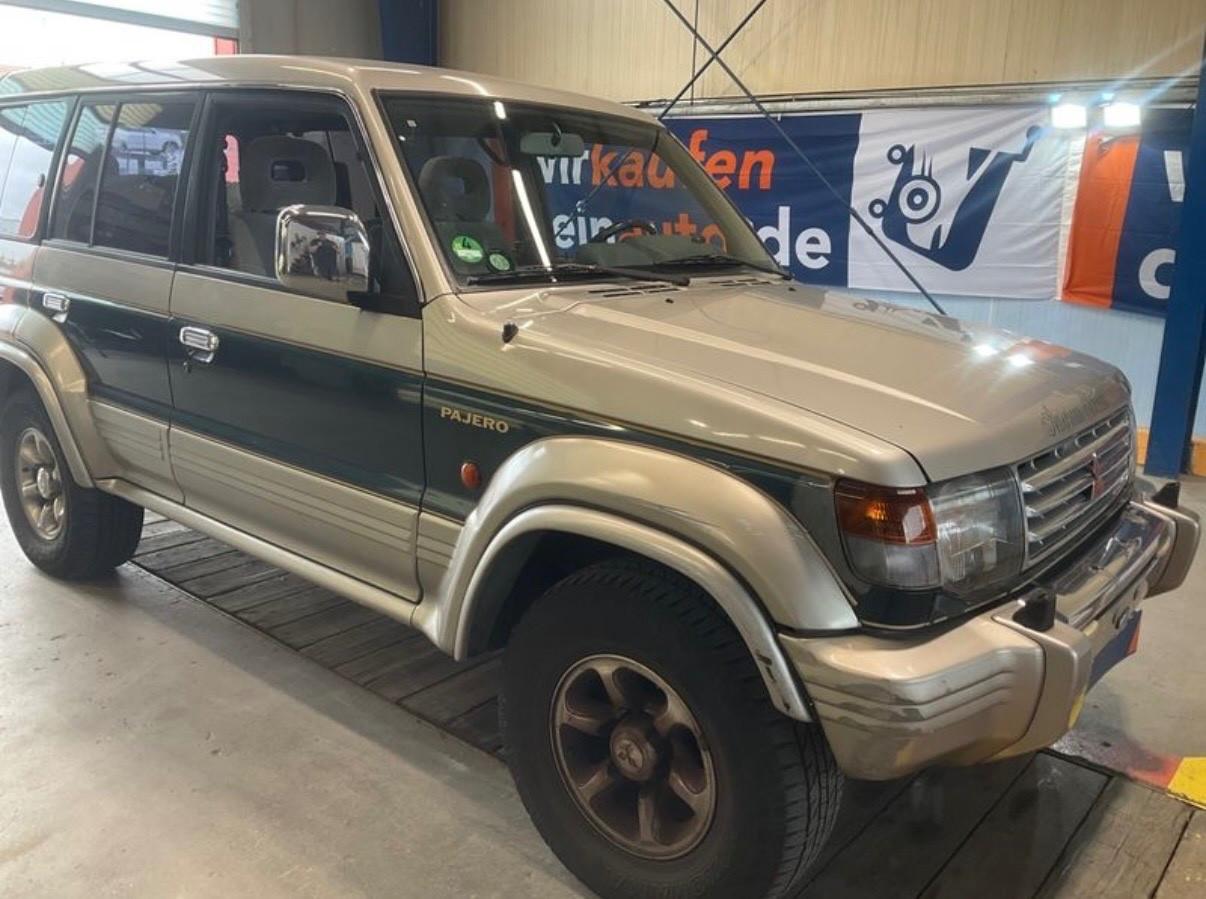 Mitsubishi Pajero 3.0 V6 AMERICAN DREAM Book Service Limited Edition