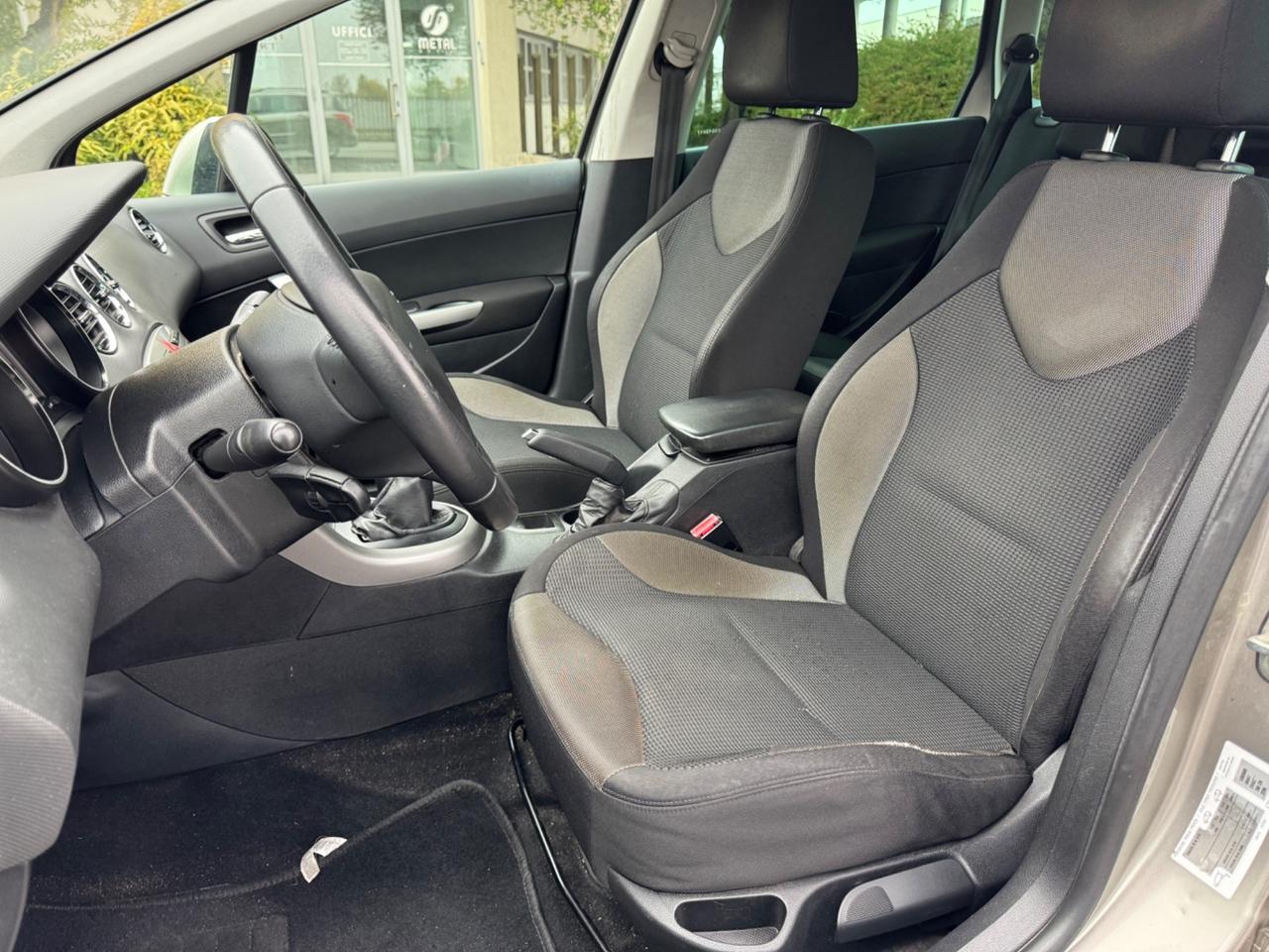 Peugeot 308 1.6 e-HDi 112CV Neopatentati