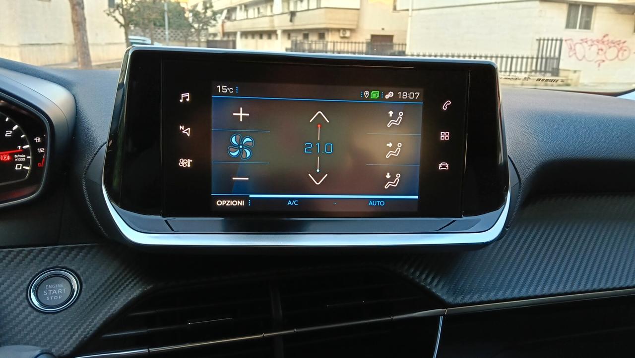 PEUGEOT 2008 1.2 BENZ-RETROC-NAVI