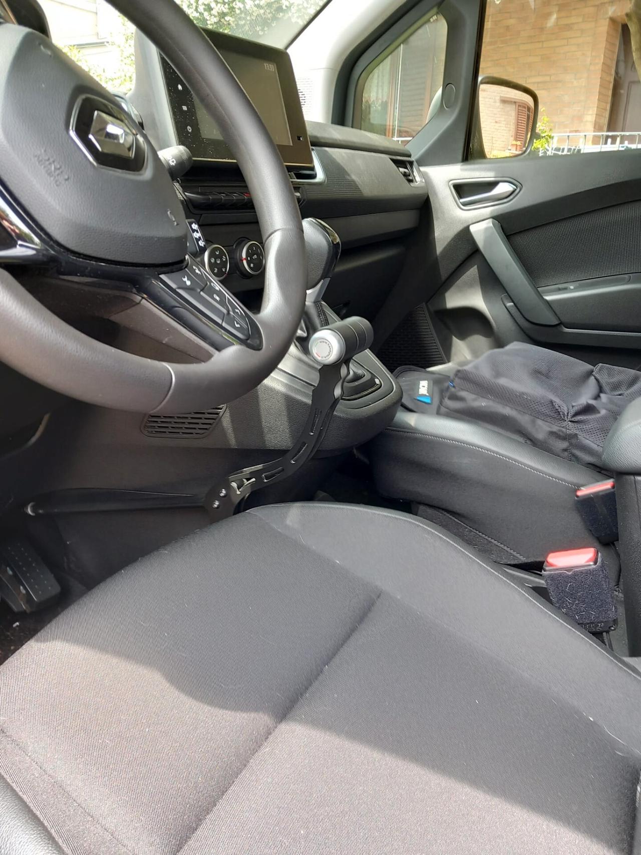 RENAULT KANGOO ALLESTIMENTO GUIDA E CARICAMENTO CARROZZINA