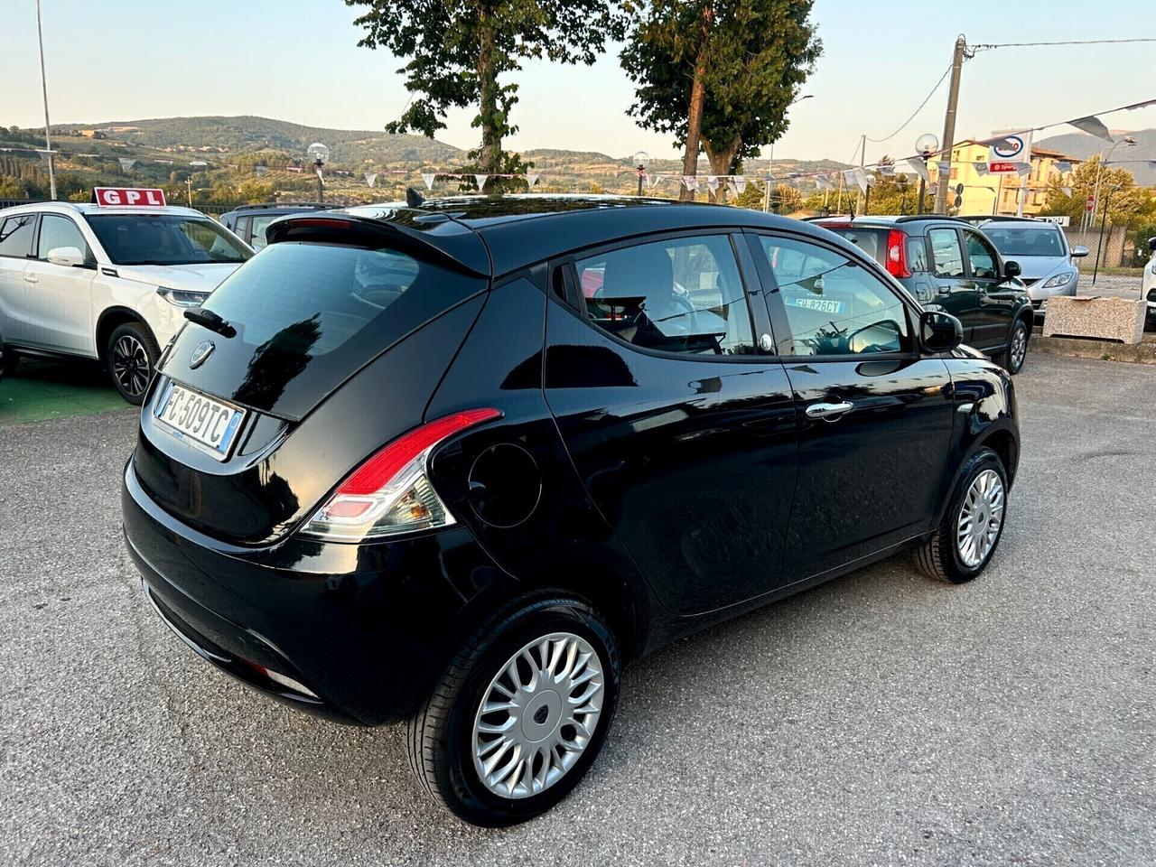 " UNA CHICCA " Lancia Ypsilon 85 CV Metano Ecochic Platinum