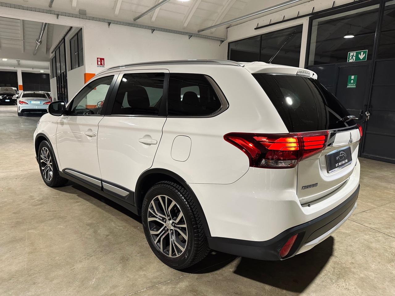 Mitsubishi Outlander 2.2 DI-D 4WD Instyle 7 POSTI-TETTO-TAGLIANDI UFFICIALI