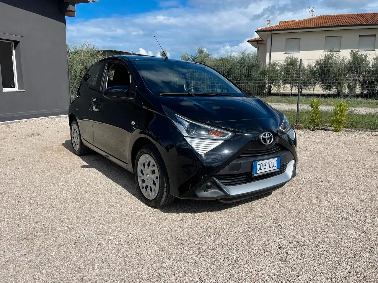 Toyota Aygo Connect 1.0 VVT-i 72 CV 5 porte x-wave