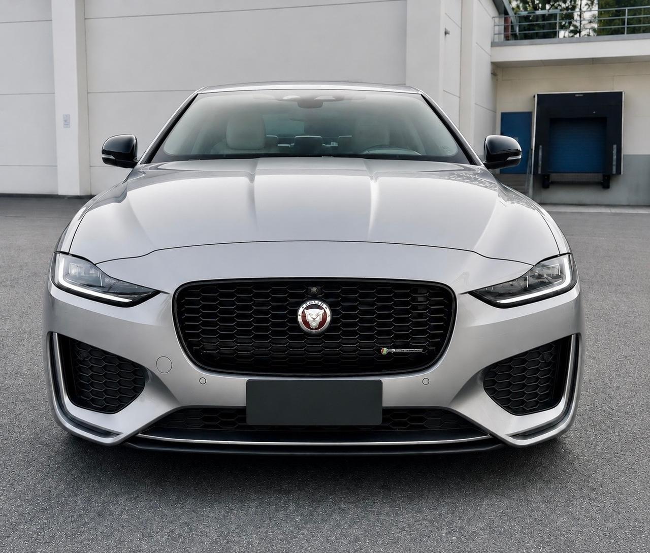 Jaguar XE 2.0 D 204 CV aut. R-Dynamic Black EDITION