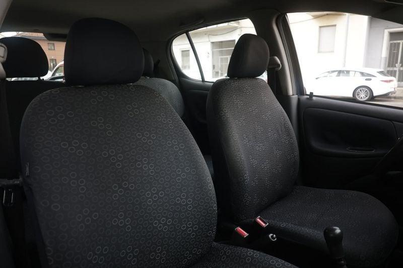 Toyota Yaris TOYOTA Yaris 1.0 16V CAT 5P SOL BLUE 48KW ANNO 2003