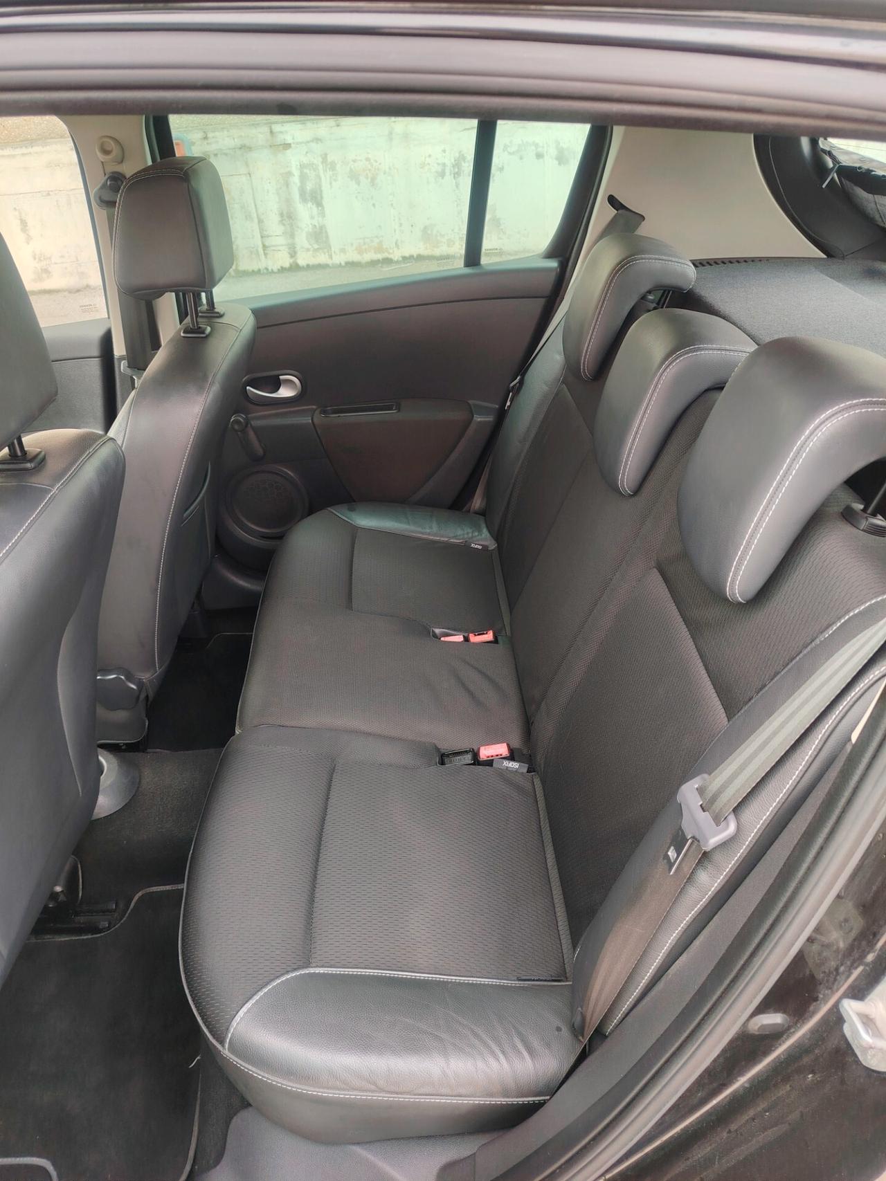 Renault Clio 1.2 16V SporTour Le Iene