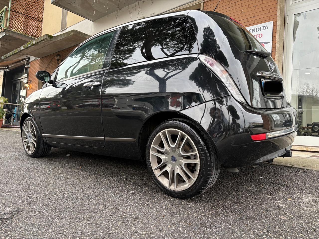 Lancia Ypsilon 1.3 MJT 105 CV Sport MomoDesign