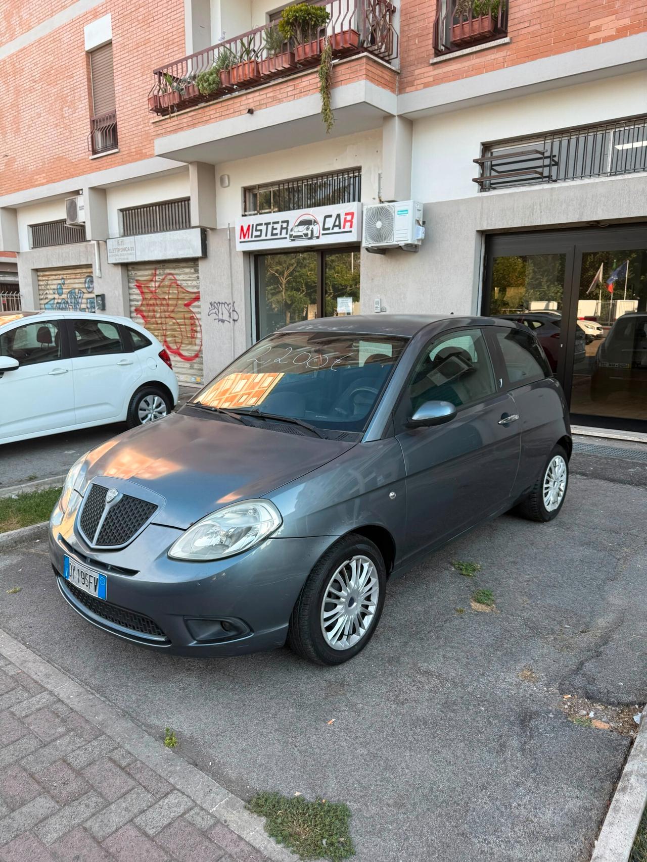 Lancia Ypsilon 1.3 MJT 75 CV Versus