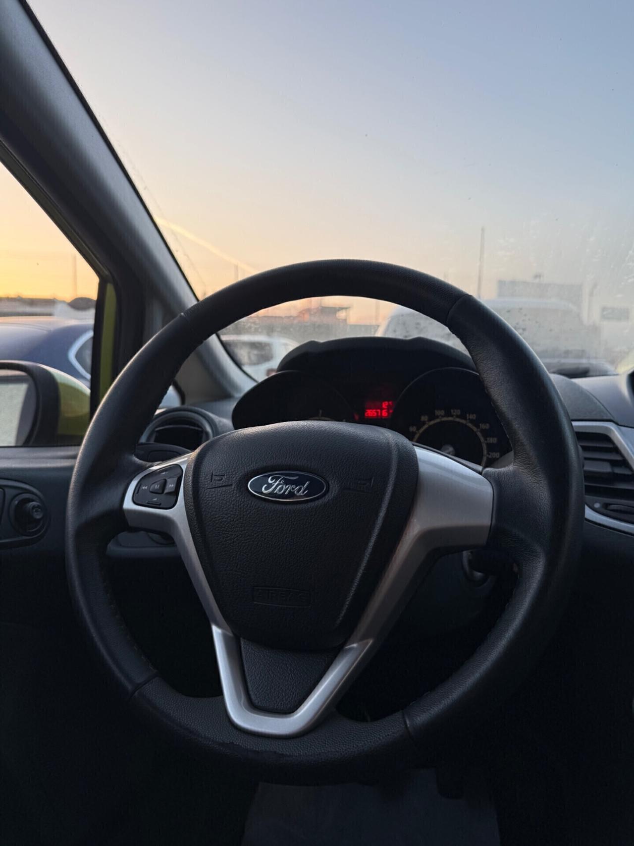 Ford Fiesta 1.4 TDCi 68CV 5 porte,radio,clima,comandi al volante