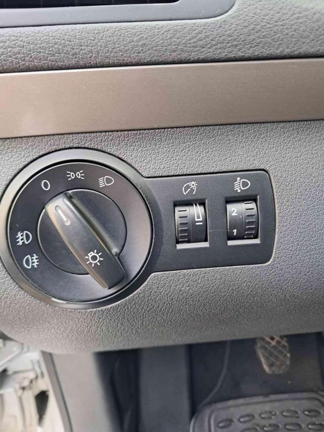 VOLKSWAGEN Touran 2.0 16V TDI Highline 7 posti neopatentati