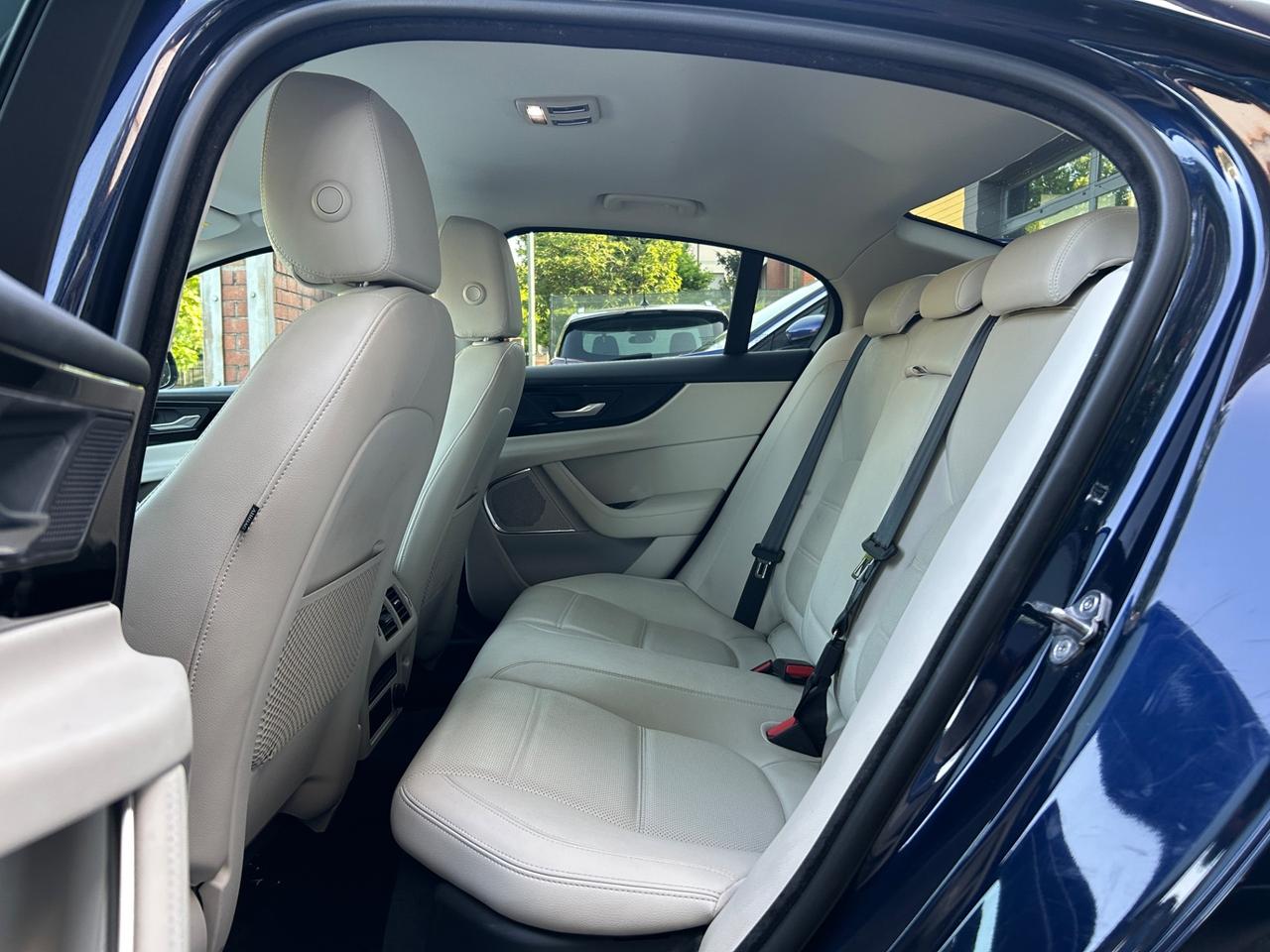 Jaguar XE 2.0 D 180 CV aut. R-Dynamic SE