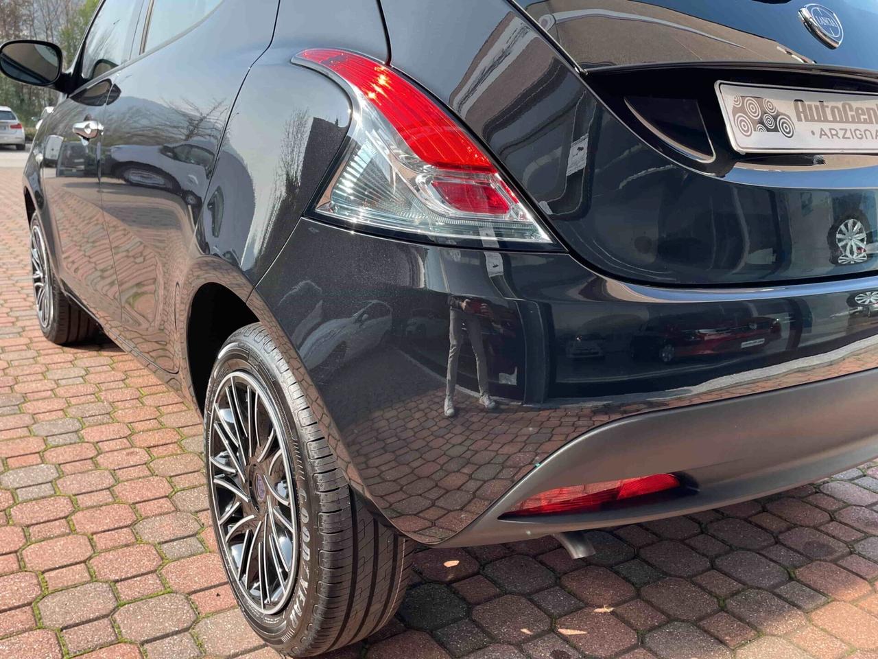 Lancia Ypsilon 1.0 FireFly 5 porte S&S Hybrid Oro