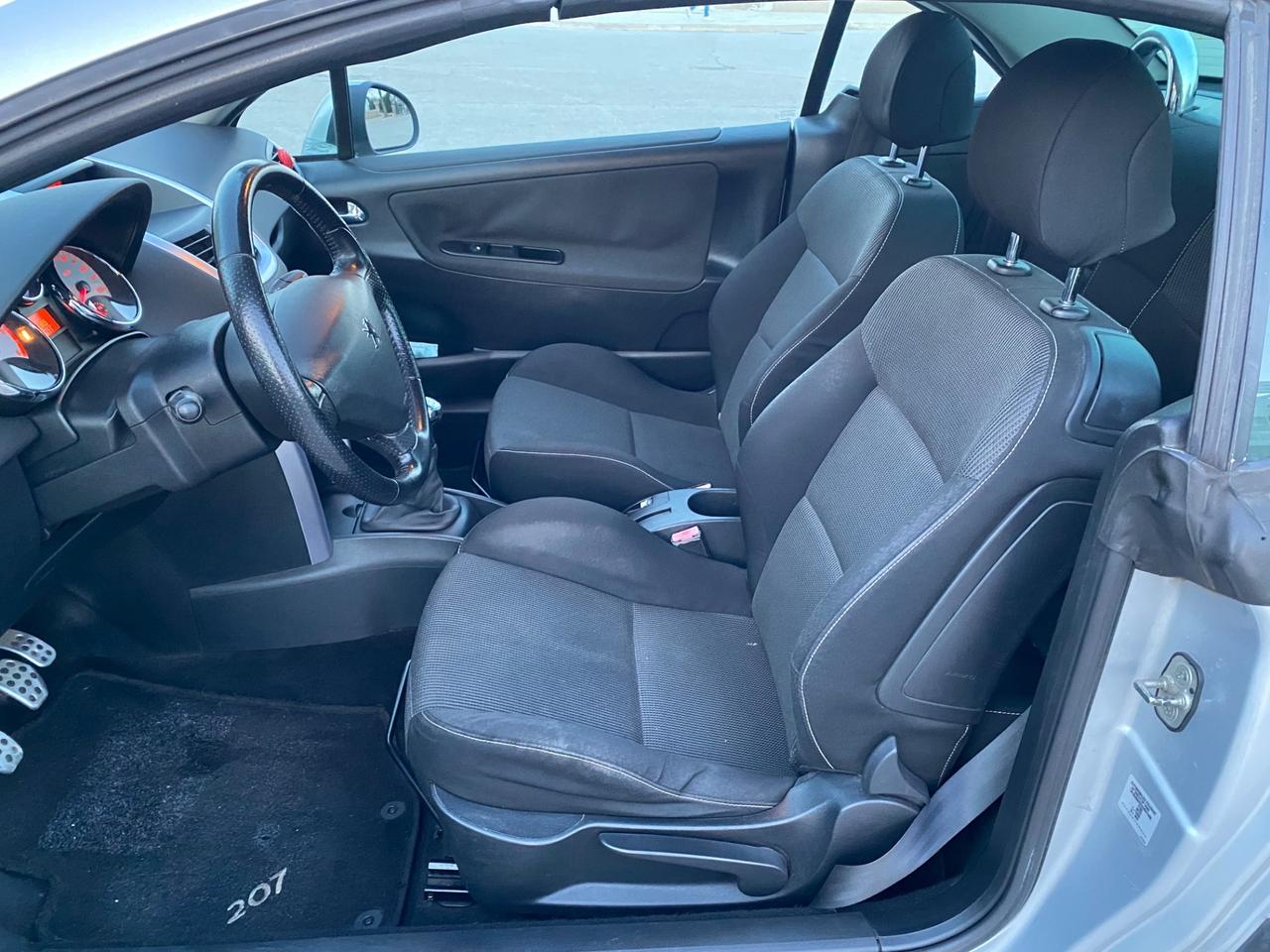 Peugeot 207 1.6 HDi 110CV CC Féline