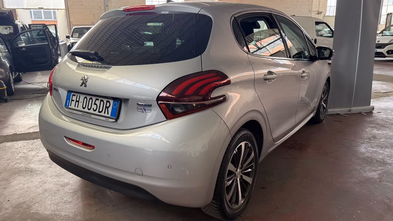 Peugeot 208 BlueHDi 100 5p. GT Line ICE White