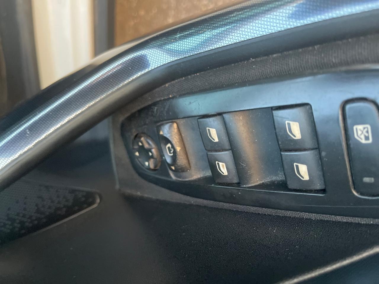 Peugeot 2008 1.6 e-HDi 115 CV Stop&Start Féline SI NEOPATENTATI