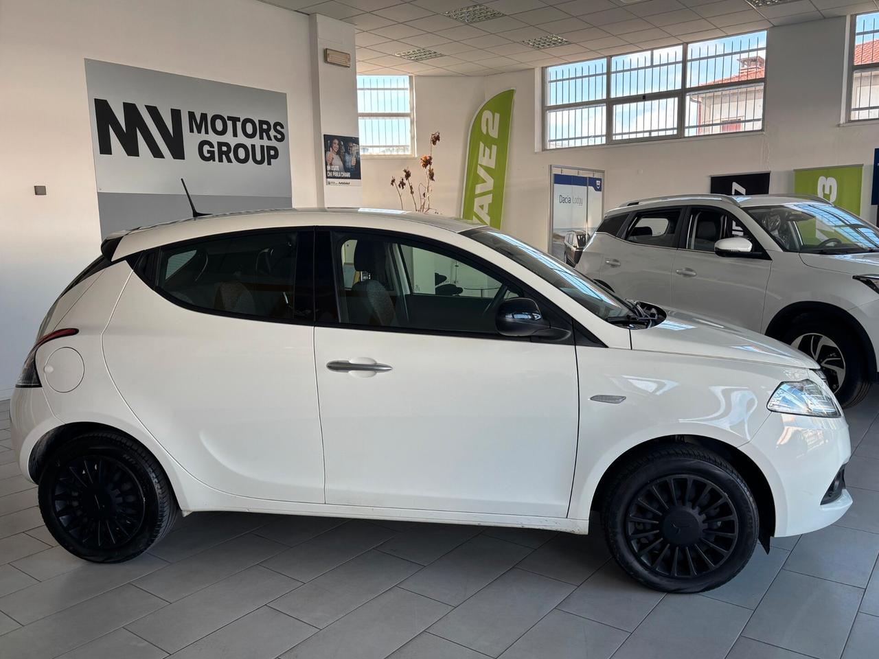 Lancia Ypsilon 1.0 FireFly 5 porte S&S Hybrid Silver