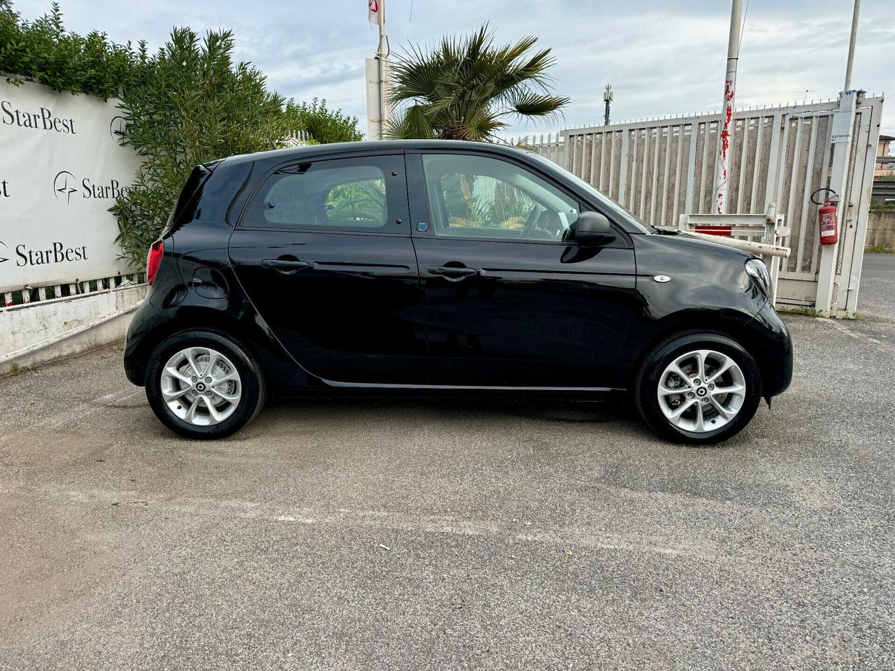 Smart ForFour EQ Youngster*TOTAL BLACK*KM 17000!!!*