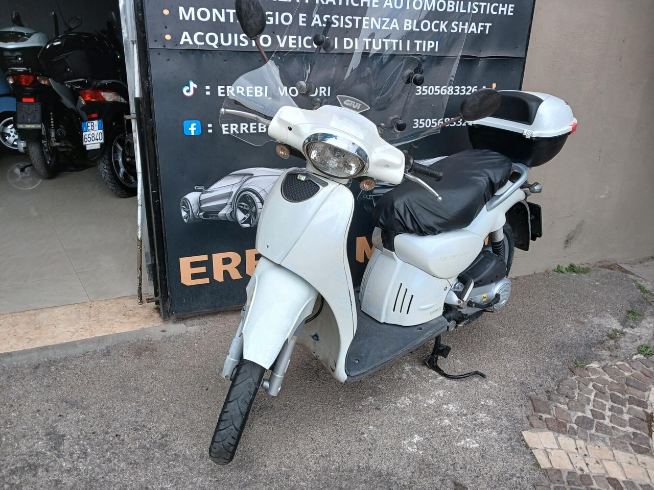 Aprilia Scarabeo 100.