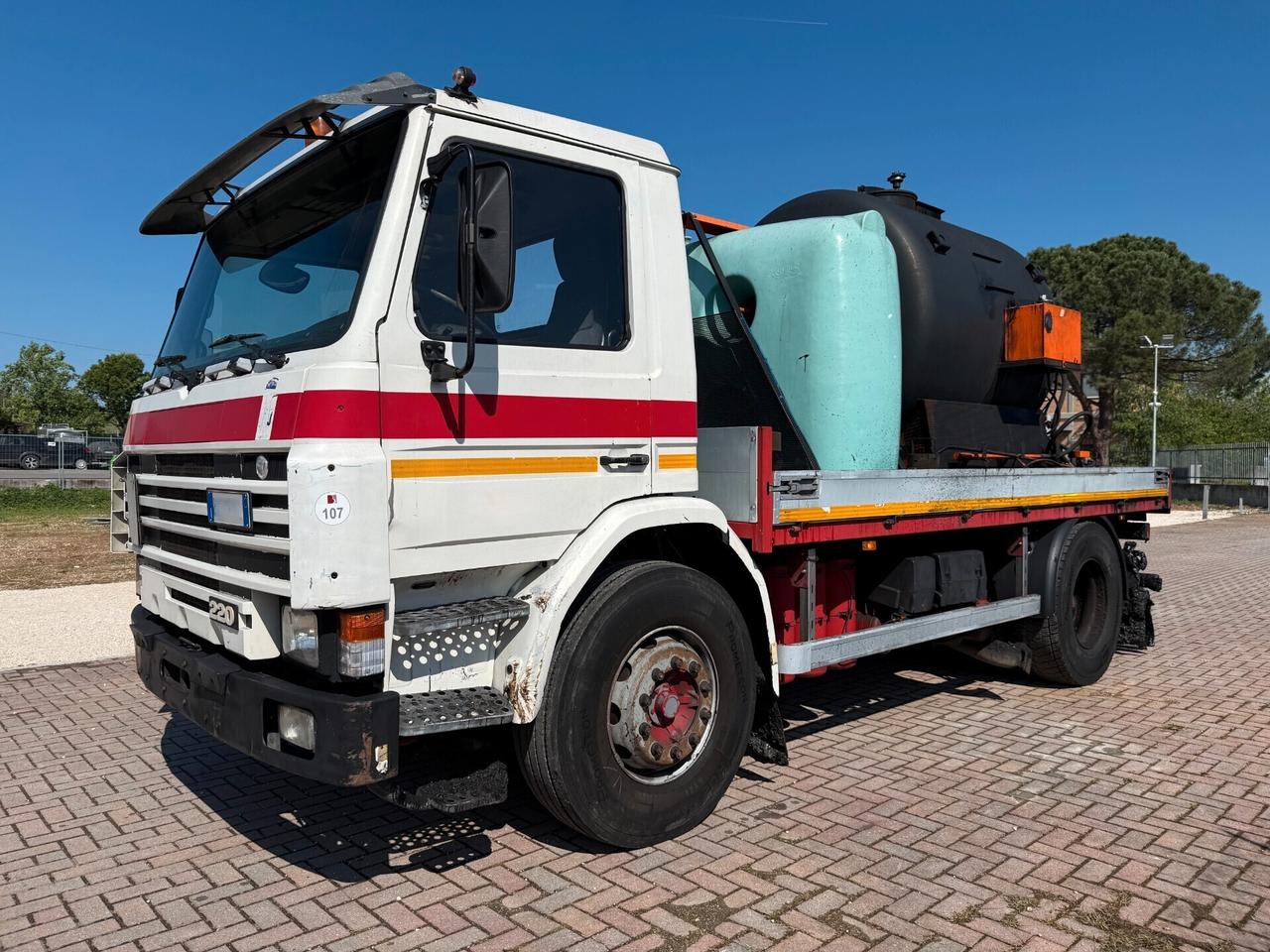 Scania P93.220 Cisterna bitume con asfaltatrice