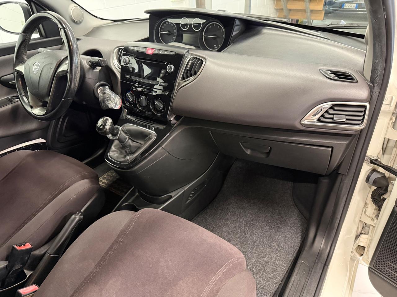 Lancia Ypsilon 0.9 TwinAir 85 CV 5 porte Metano Ecochic Silver