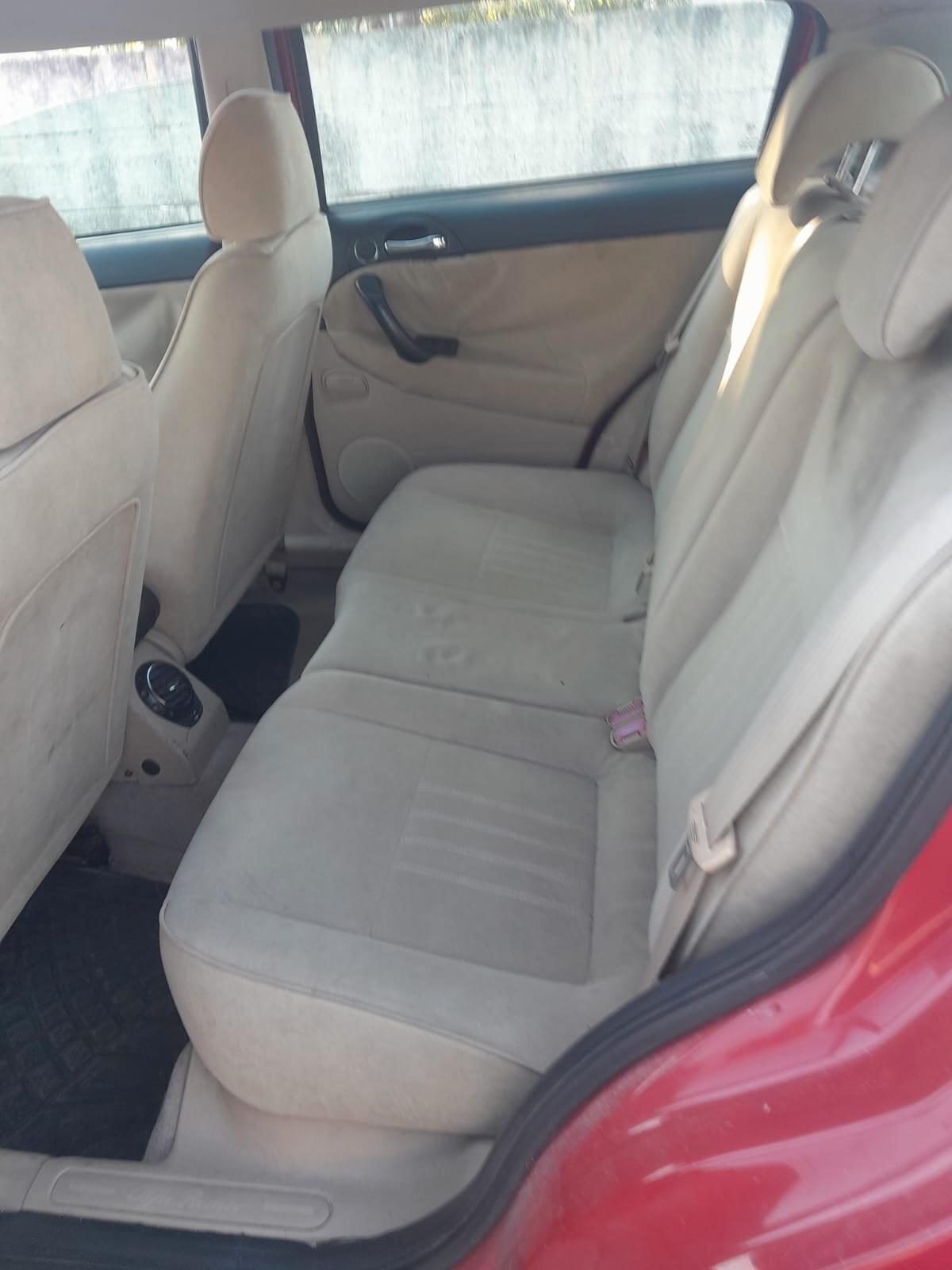 Alfa Romeo 147 1.9 JTD M-JET 16V rossa