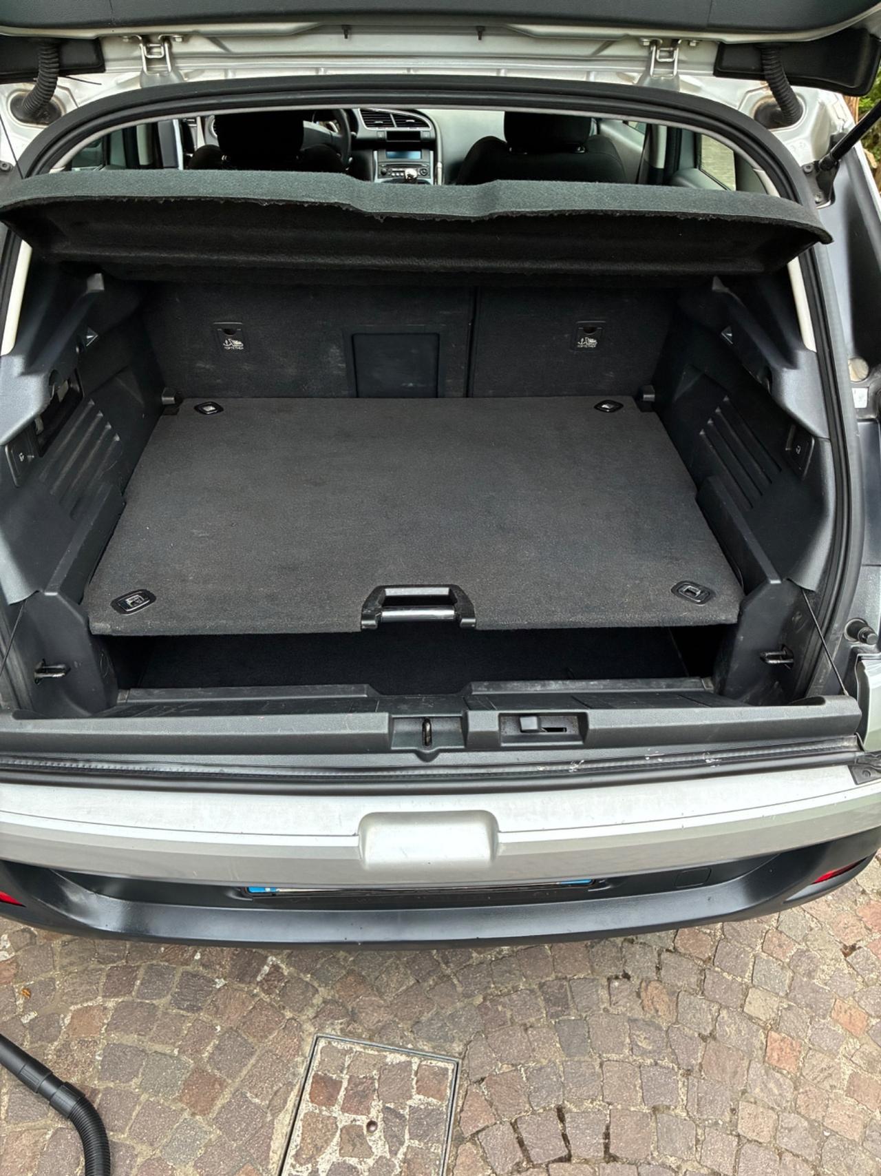 Peugeot 3008 1.6 HDi 110CV cambio robotizzato Tecno