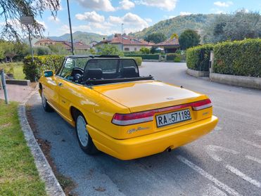 Alfa Romeo Spider Gialla