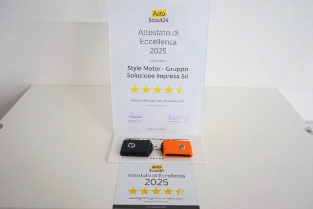 VOLVO XC60 B4 (d) AWD automatico Momentum Sport